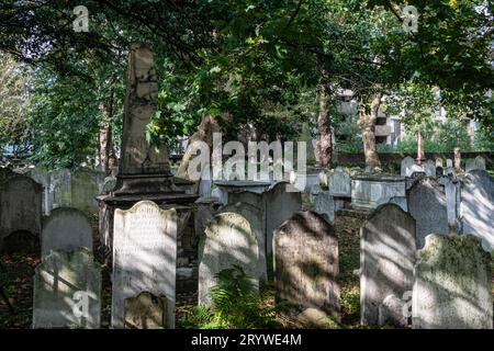 Grabsteine in Bunhill Fields Grabstätte in Islington, die für viele bemerkenswerte Menschen eine Ruhestätte darstellen. Stockfoto