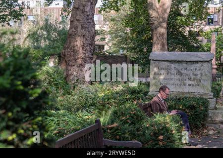 Ein Mann ruht in Bunhill Fields Grabstätte, London EC1. Stockfoto