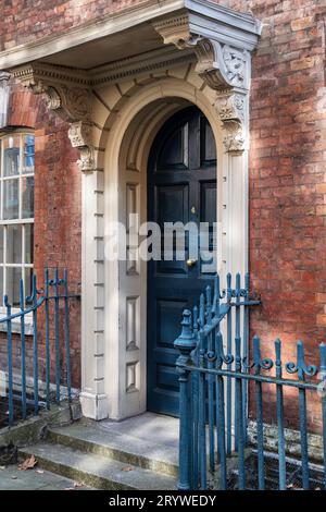 Eine georgianische Tür in Fournier St, Spitalfields, London, E1. Stockfoto