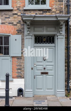 Georgianische Tür an der Fournier Street in Spitalfields, London E1. Stockfoto