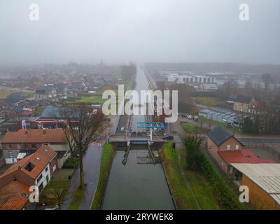 Rijkevorsel, Belgien, 23. Februar 2023, kleines Dorf Sint Jozef, am Kanal Dessel Schoten Luftbild am Morgen Stockfoto