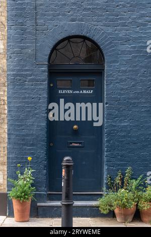 Georgianische Tür an der Fournier Street in Spitalfields, London E1.. Stockfoto