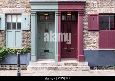 Georgianische Türen an der Fournier Street in Spitalfields, London E1. Stockfoto