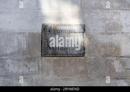 Nahaufnahme des Schildes auf Christ Church Spitalfields, das die Leute informiert, keine Belästigung zu begehen, was bedeutet, dass kein Urinieren in modernem Englisch erfolgt. Stockfoto