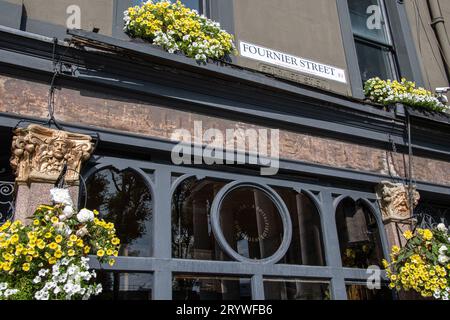 Nahaufnahme des Fensters und verblasste Beschilderung des Ten Bells Pub in der Commercial Street, London, E1. Stockfoto