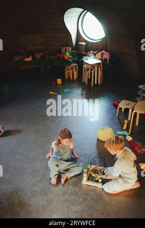 Kinder spielen gemeinsam im Spielbereich eines Restaurants. Stockfoto