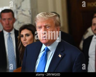 New York, Usa. Oktober 2023. Der ehemalige Präsident Donald Trump spricht am Montag, den 2. Oktober 2023, vor dem Obersten Gerichtshof des Bundesstaates in New York City. Die ersten Argumente begannen heute im Zivilprozess gegen die Trump-Organisation. Foto von Louis Lanzano/UPI Credit: UPI/Alamy Live News Stockfoto