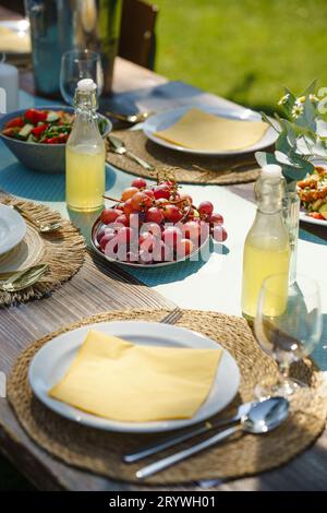 Nahaufnahme eines festen Tisches bei einer Gartenparty im Sommer. Stockfoto