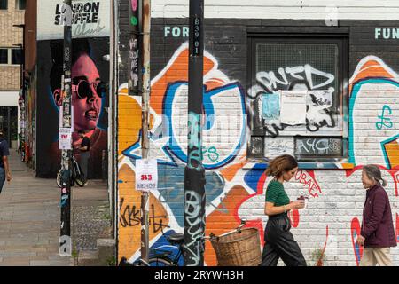 Graffierte Wände an der Bethnal Green Road, Shoreditch, London. Stockfoto