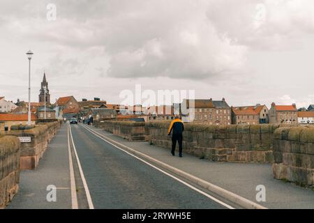 Alte Brücke in der Abenddämmerung bei berwick upon Tweed, großbritannien - august 2023. Hochwertige Fotos Stockfoto