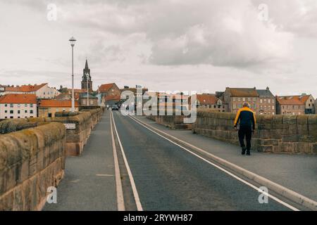 Alte Brücke in der Abenddämmerung bei berwick upon Tweed, großbritannien - august 2023. Hochwertige Fotos Stockfoto