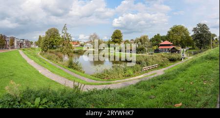 Panoramablick auf den öffentlichen Erholungspark „Warnaarplantsoen“ in der Stadt Waddinxveen, Niederlande. Stockfoto