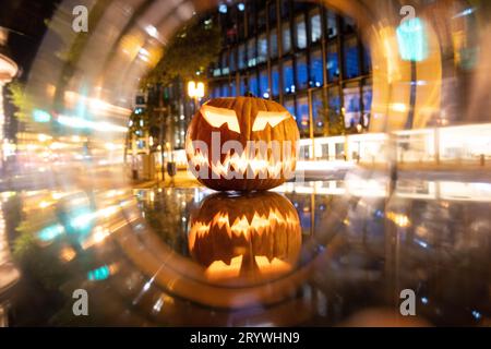 Nacht der Säuberung: Person mit LED-Maske und Halloween-Kürbis in Frankfurt Stockfoto