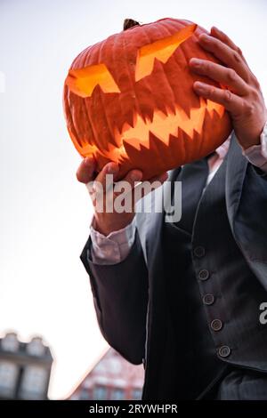 Nacht der Säuberung: Person mit LED-Maske und Halloween-Kürbis in Frankfurt Stockfoto