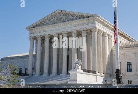 Washington, DC, USA. Oktober 2023. Außenaufnahme des US Supreme Court Building am Eröffnungstag seiner neuen Amtszeit am 2. September 2023 in Washington, DC. Foto von Jemal Gräfin/UPI. UPI/Alamy Live News Stockfoto