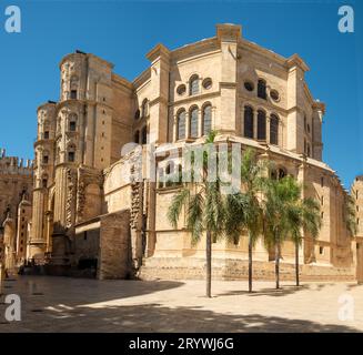 Blick auf das Königliche Kloster San Jerónimo von der Calle Compás de San Jerónimo an einem sonnigen Tag mit klarem Himmel in Granada, Spanien Stockfoto