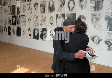 Eröffnung der Ausstellung Thomas Palme - Sommerfrische, im Postgebäude der europäischen Kulturhauptstadt 2024, Bad Ischl, am 30.09.2023. Das Bild zeigt den Almhirten, Schriftsteller und Buchuatoren Bodo Hell in den Armen der Künstlerischen Geschäftsführerin der Kulturhauptstadt Bad Ischl Salzkammergut 2024 GmbH, Elisabeth Schweeger 2023 - Eröffnung der Ausstellung Thomas Palme - Sommerfrische, im Postgebäude der europäischen Kulturhaptstadt 2024, Bad Ischl, am 30.09.2023. *** Eröffnung der Ausstellung Thomas Palme Sommerfrische, im Postgebäude der Europäischen Hauptstadt Stockfoto