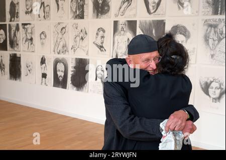 Eröffnung der Ausstellung Thomas Palme - Sommerfrische, im Postgebäude der europäischen Kulturhauptstadt 2024, Bad Ischl, am 30.09.2023. Das Bild zeigt den Almhirten, Schriftsteller und Buchuatoren Bodo Hell in den Armen der Künstlerischen Geschäftsführerin der Kulturhauptstadt Bad Ischl Salzkammergut 2024 GmbH, Elisabeth Schweeger 2023 - Eröffnung der Ausstellung Thomas Palme - Sommerfrische, im Postgebäude der europäischen Kulturhaptstadt 2024, Bad Ischl, am 30.09.2023. *** Eröffnung der Ausstellung Thomas Palme Sommerfrische, im Postgebäude der Europäischen Hauptstadt Stockfoto