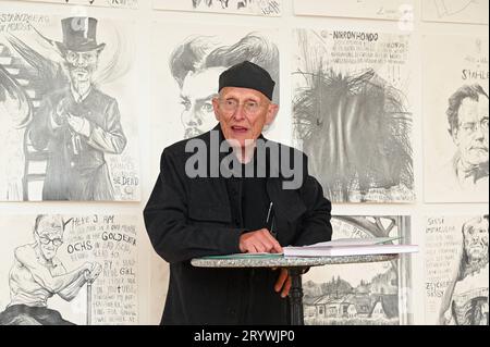 Eröffnung der Ausstellung Thomas Palme - Sommerfrische, im Postgebäude der europäischen Kulturhaptstadt 2024, Bad Ischl, am 30.09.2023. Das Bild zeigt den Almhirten, Schriftsteller und Buchautoren Bodo Hell, während seiner Lesung. 2023 - Eröffnung der Ausstellung Thomas Palme - Sommerfrische, im Postgebäude der europäischen Kulturhaptstadt 2024, Bad Ischl, am 30.09.2023. *** Eröffnung der Ausstellung Thomas Palme Sommerfrische, im Postgebäude der Europäischen Kulturhaptstadt 2024, Bad Ischl, am 30. 09 2023 zeigt das Bild den Alpenhirten, Schriftsteller und Autor Bodo Hell Stockfoto