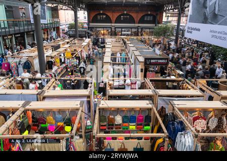 Ein geschäftiger Old Spitalfields Market zur Mittagszeit, London E1. Stockfoto