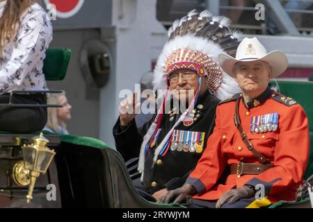 Calgary, Alberta, Kanada. Juli 2023. Eine First Nation und ein Mitglied der Royal Canadian Mounted Police bei einer öffentlichen Parade. Stockfoto