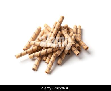 Knusprige Waffelrollen mit Schokoladencreme werden zu einem schönen Stapel auf weißem Hintergrund gefaltet. Haufen knuspriger Waffelstäbchen mit Schokoladenfüllung Stockfoto