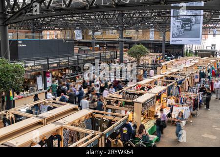 Ein geschäftiger Old Spitalfields Market zur Mittagszeit, London E1. Stockfoto