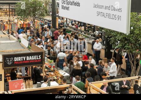 Ein geschäftiger Old Spitalfields Market zur Mittagszeit, London E1. Stockfoto