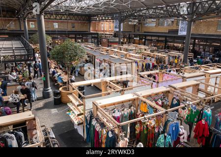 Ein geschäftiger Old Spitalfields Market zur Mittagszeit, London E1. Stockfoto