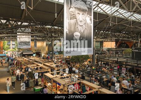 Ein geschäftiger Old Spitalfields Market zur Mittagszeit, London E1. Stockfoto