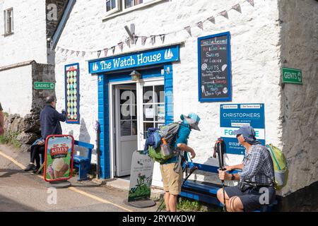 Cadgwith Fischerdorf an der Küste Cornwalls The Watch House Local Shop, der Erfrischungen und Eis an Wanderer und Wanderer verkauft, Cornwall, Großbritannien Stockfoto