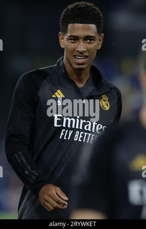 Real Madrids englischer Mittelfeldspieler Jude Bellingham schaut während des Trainings vor dem UEFA Champions League-Spiel gegen ssc napoli im Diego Armando Maradona Stadion am 02. Oktober 2023 in Neapel, Italien. Stockfoto