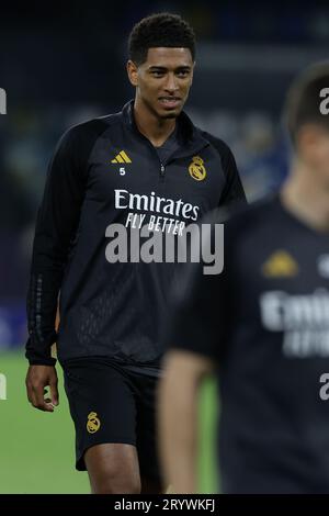 Real Madrids englischer Mittelfeldspieler Jude Bellingham schaut während des Trainings vor dem UEFA Champions League-Spiel gegen ssc napoli im Diego Armando Maradona Stadion am 02. Oktober 2023 in Neapel, Italien. Stockfoto