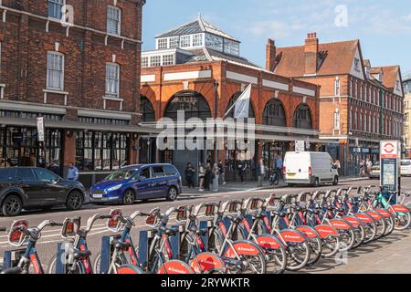 Santander Fahrradverleih Fahrräder gegenüber Spitalfields Old Market von der Commercial St, London E1. Stockfoto