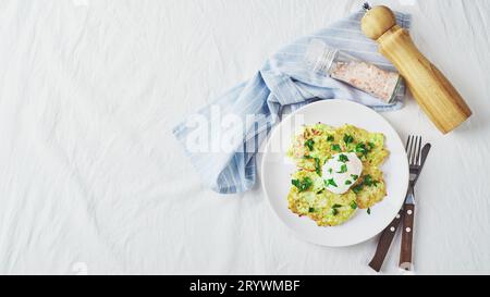 Zucchini Pfannkuchen pochiertes Ei Stockfoto