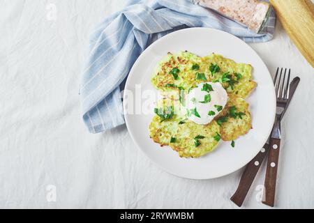 Zucchini Pfannkuchen pochiertes Ei Stockfoto