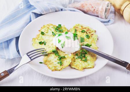 Zucchini Pfannkuchen pochiertes Ei Stockfoto