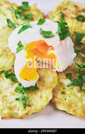 Zucchini Pfannkuchen pochiertes Ei Stockfoto