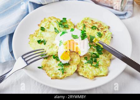 Zucchini Pfannkuchen pochiertes Ei Stockfoto