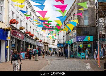 Falmouth Cornwall, High Street, Straßenballen über den Geschäften und Geschäften im Stadtzentrum von Falmouth, England, Großbritannien, 2023 Stockfoto