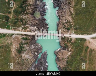 Die Stromschnellen des Katun-Flusses an Sommertagen an der Oroctoy-Brücke Stockfoto