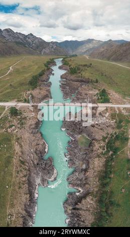 Die Stromschnellen des Katun-Flusses an Sommertagen an der Oroctoy-Brücke Stockfoto