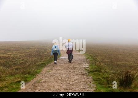 Pendle Hill Lancashire Pärchen, die an einem nebeligen Tag zum Gipfel gehen, September 2023, England, Großbritannien Stockfoto