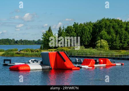 Blick auf den aufblasbaren schwimmenden Wasserpark im See Stockfoto