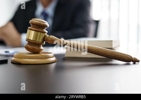 Rechtsanwalt Legal Counsel legt dem Mandanten einen unterzeichneten Vertrag mit Gavel und Rechtsrecht vor. Geschäftspartnerschaft zwischen justiz und Anwalt Stockfoto