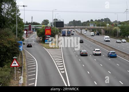 Die Autobahn M1 in Watford Gap Dienstleistungen, Northamptonshire, England, Großbritannien Stockfoto