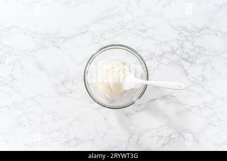 Hausgemachtes königliches Sahnehäubchen zum Dekorieren herzförmiger Zuckerkekse Stockfoto