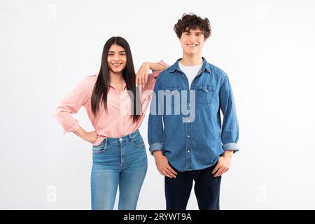 Foto Von Happy Young Pärchen Über Weißem Studio Hintergrund Stockfoto