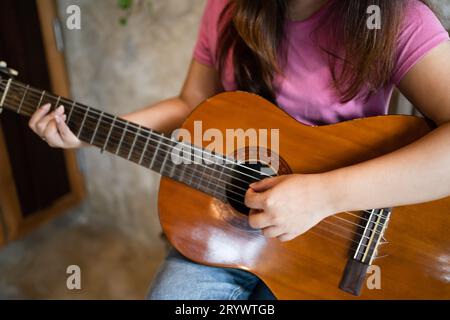 Glückliche junge Frau Hände, die Akustikgitarrenmusiker Â allein spielen, komponieren instrumentale Lektion songÂ Gitarrenspiel Stockfoto