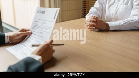 Prüfer liest einen Lebenslauf während des Vorstellungsgesprächs im Büro Business and Human Resources Concept Stockfoto